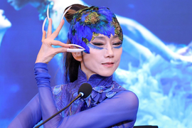 'Chim công làng múa' Dương Lệ Bình mang ‘Khổng tước’ đến Việt Nam