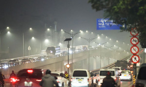 Ô nhiễm không khí trở lại, bầu trời Hà Nội mù mịt từ sáng đến tối