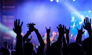 Nghe nhạc, chơi game bằng tai nghe: Hơn 1 tỷ người trẻ đối mặt nguy cơ mất thính lực