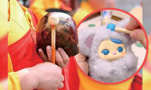 Sau cơn sốt Labubu, giới trẻ Trung Quốc rộ mốt búp bê 'gõ mõ' giải nghiệp