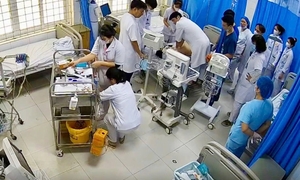 Ép tim gần 50 phút cứu sống nam sinh ngừng tim giữa giờ học