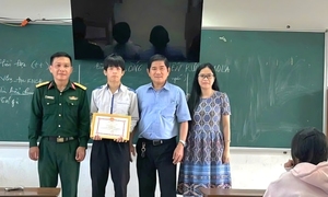 Khen thưởng nam sinh cứu phi công nhảy dù sau sự cố máy bay rơi ở Đắk Lắk