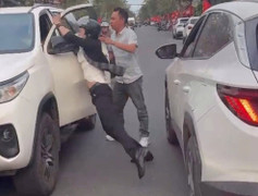 Mâu thuẫn khi tham gia giao thông, người đàn ông tấn công tài xế ô tô