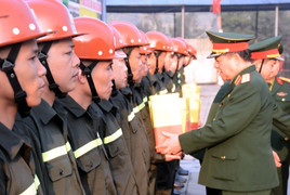 Đại tướng Nguyễn Trọng Nghĩa thăm, tặng quà người lao động một số đơn vị thuộc Binh đoàn 19