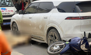 Ô tô lùi trúng 2 người trên phố ở Hà Nội, 1 phụ nữ tử vong tại chỗ