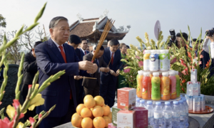 Tổng Bí thư Tô Lâm dâng hương tưởng niệm Chủ tịch Hồ Chí Minh tại Nghệ An
