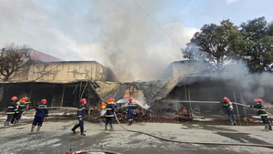 Cháy dữ dội khu phố ở Bắc Ninh, 6 cửa hàng bán vàng mã bị thiêu rụi