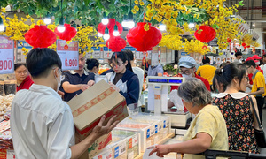 Người dân bắt đầu chen nhau đi sắm Tết, siêu thị cam kết trợ giá thịt heo