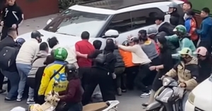 Tạm giữ tài xế ô tô lùi xe khiến 2 phụ nữ thương vong ở Hà Nội