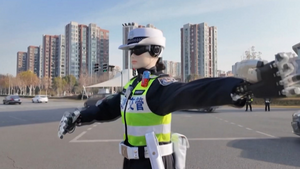 Robot hình người thay thế cảnh sát điều khiển giao thông tại Trung Quốc