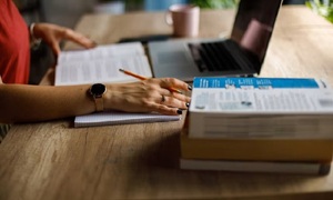 Nghề biên dịch chật vật trước 'cơn bão' AI