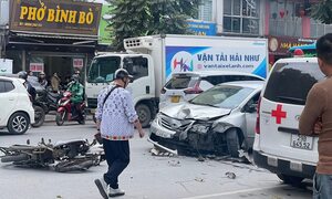 Ô tô con tông liên hoàn trên phố Hà Nội, 3 người bị thương