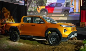 Toyota Hilux lột xác, tạo sức ép tới 'vua bán tải' Ranger bằng chiến lược giá