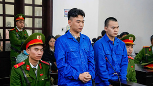 'Tổng tài' ra lệnh đàn em: 'Mày ra kia tát cho thằng nhân viên mấy phát'