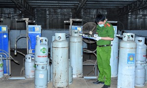 Triệt phá 10 điểm làm gas giả ở Đồng Nai, tạm giữ nhiều xe bồn, 4.000 bình gas