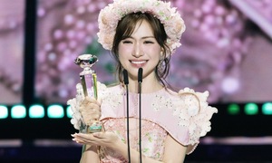 Hòa Minzy khóc nhắn nhủ con trai khi thắng lớn tại Làn Sóng Xanh 2025