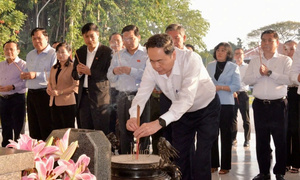 Chủ tịch Quốc hội dâng hương, viếng Cụ Phó bảng Nguyễn Sinh Sắc