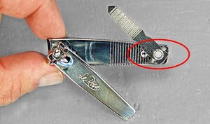 Bật mí công dụng bất ngờ của lỗ nhỏ trên bấm móng tay