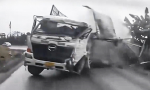 Xe tải mất lái trên đèo Đá Trắng, né 4 phương tiện trước khi lật ngang