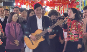 Bí thư Tỉnh uỷ Lạng Sơn chơi guitar ở phố đi bộ khiến giới chơi guitar chuyên nghiệp choáng váng