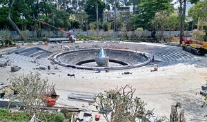 Lắp biểu trưng giọt nước ở khu vực Đài tưởng niệm nạn nhân COVID-19