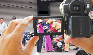 Tin đồn 'đề xuất phạt 5 triệu đồng người tự ý quay CSGT làm việc' là bịa đặt