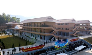 Sun Group đồng hành lâu dài và trao 2 tỷ đồng tài trợ trường liên cấp Si Pa Phìn