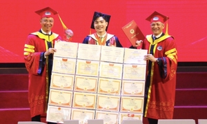 Nam sinh thủ khoa mang 'bộ sưu tập' 22 giấy khen lên nhận bằng tốt nghiệp