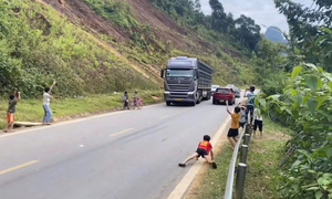 23 học sinh ra đường múa theo tiếng còi xe tải rồi quay clip đăng lên mạng