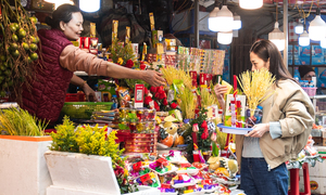 Người dân tấp nập mua lễ cúng rằm cuối năm, hàng quán ở phủ Tây Hồ hốt bạc