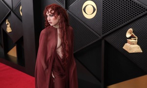 Sao nữ mặc hở bạo ở thảm đỏ Grammy