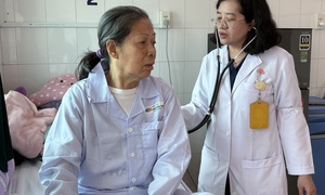 Đảm bảo sức khỏe cho người cao tuổi khi thời tiết giao mùa