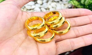 Tôi mua được 5 chỉ vàng bằng tiền làm thêm xuyên Tết 3 năm