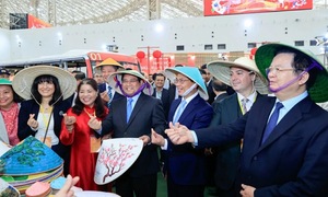 Hàng vạn du khách đổ về VEC trong ngày đầu khai mạc Hội chợ Mùa Xuân 2026