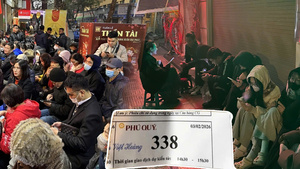 Xếp hàng xuyên đêm mua vàng: 500 nghìn đồng một vị trí, 'cò giữ chỗ' lên ngôi