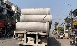 Phạt 10 triệu đồng tài xế xe đầu kéo chở ống cống chênh vênh trên đường