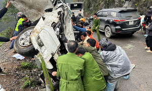 Ô tô bẹp rúm khi rơi xuống vực, 3 người sống sót