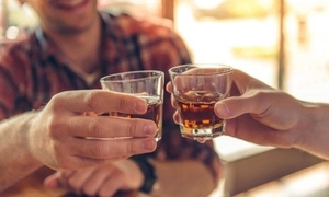 Vì sao uống rượu từ tối hôm trước, sáng hôm sau vẫn còn nồng độ cồn?