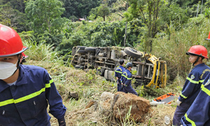 Xe tải lao xuống vực đèo Bảo Lộc, 2 người thương vong