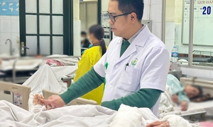 Cụ bà 75 tuổi bị chó tấn công dập nát hai tay, gãy hở xương