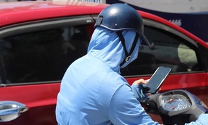 Dừng xe nghe điện thoại, dùng điện thoại khi dừng đèn đỏ có bị xử phạt không?