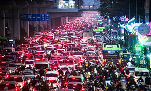 Giáp Tết, người Hà Nội chật vật di chuyển giữa cảnh ùn tắc từ sáng đến đêm