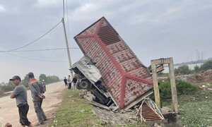 Xe tải tập lái tông vào thành cầu ở Ninh Bình, 2 người thương vong