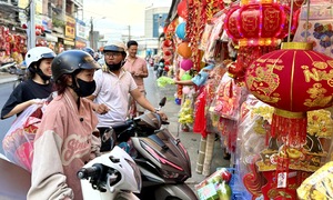 Từ thấp thỏm ế ẩm, tiểu thương bán đồ trang trí Tết nay làm không kịp nghỉ