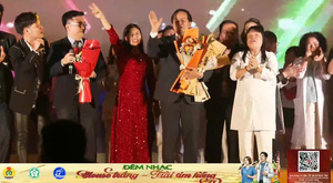 Giám đốc Bệnh viện Bạch Mai 'hóa' ca sĩ hát tặng bệnh nhân