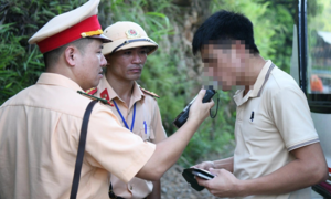 Hôn người uống rượu bia, bị công an kiểm tra có nồng độ cồn phải làm sao?