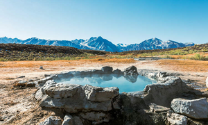 AI 'lừa' hàng nghìn du khách vượt đường xa đến suối nước nóng không tồn tại