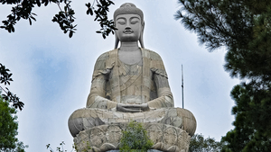 Chiêm bái tượng Phật A Di Đà 3.000 tấn bằng đá xanh tại ngôi chùa nghìn năm tuổi