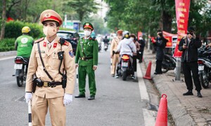 Uống rượu bia rồi dắt xe qua chốt kiểm soát của CSGT có bị phạt?