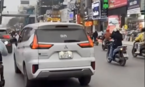 Ô tô có bảng đèn led hiện dòng chữ xúc phạm công an, tài xế nói do bị 'hack'